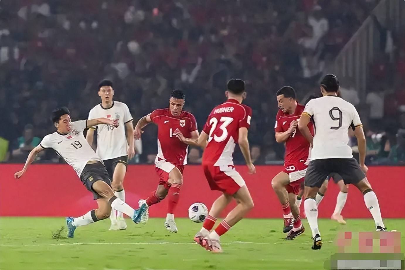 球员失误导致失球,成为败局关键 球员失误导致失球,成为败局关键