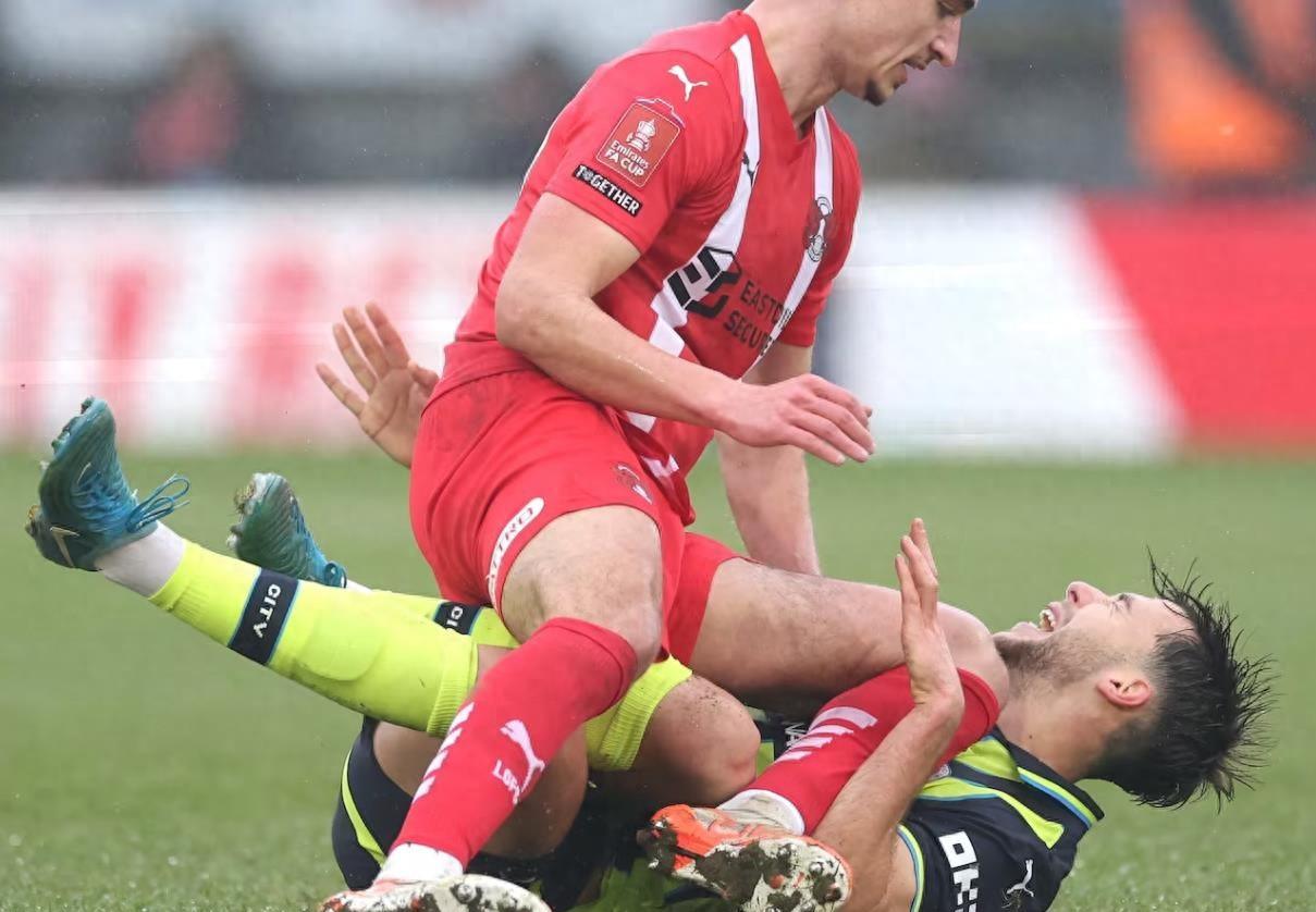 球员失误导致失球,成为败局关键 球员失误导致失球,成为败局关键