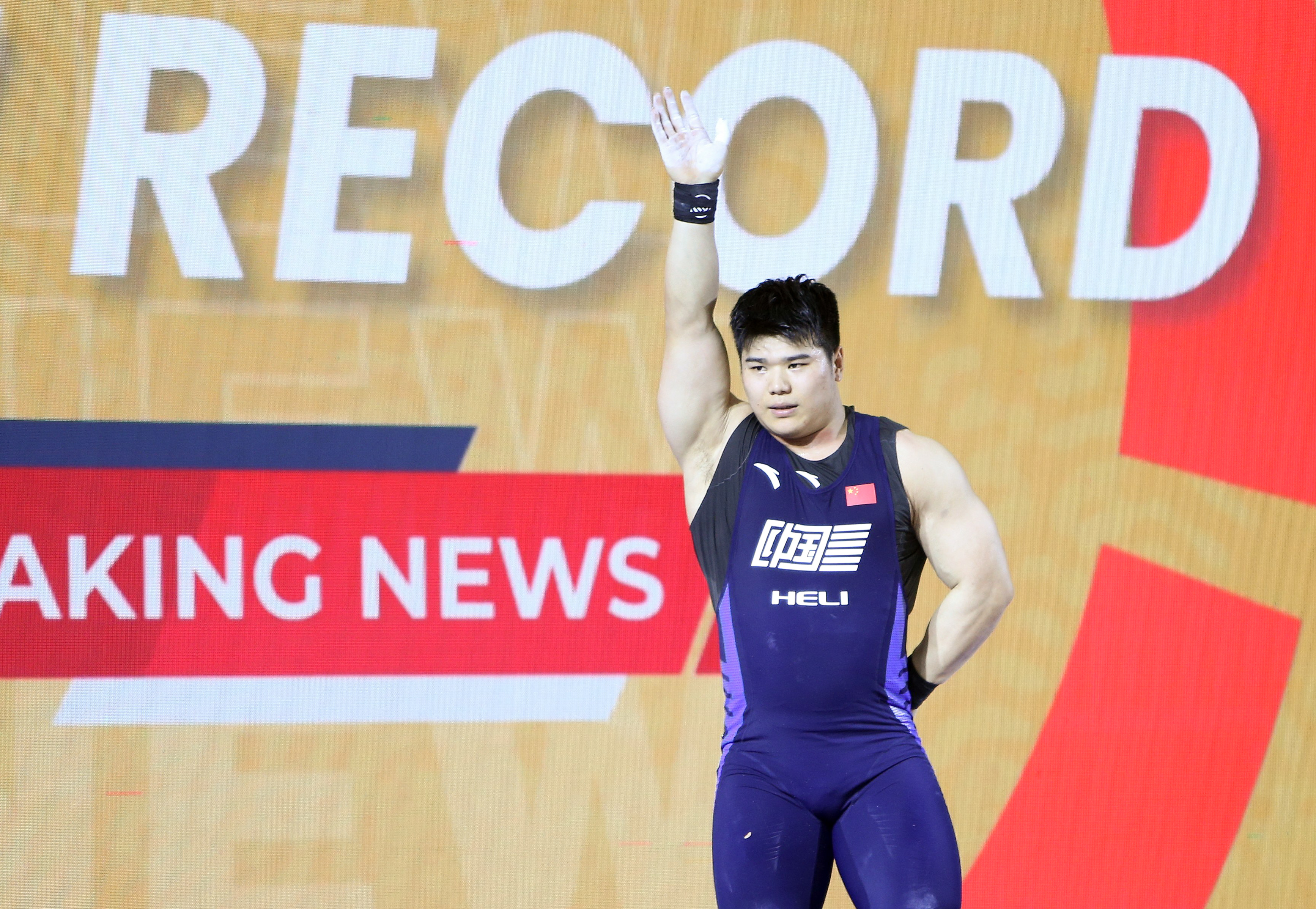 举重比赛紧张刺激,选手力争第一 举重比赛紧张刺激,选手力争第一