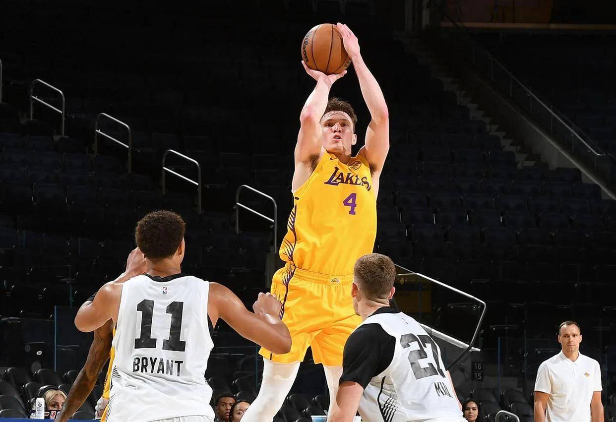 湖人豪取马刺,内外线攻防两端都出色 湖人豪取马刺,内外线攻防两端都出色