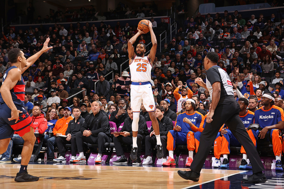 开云体育-包含纽约尼克斯队连胜惊艳篮球界，声名大噪风头无两的词条