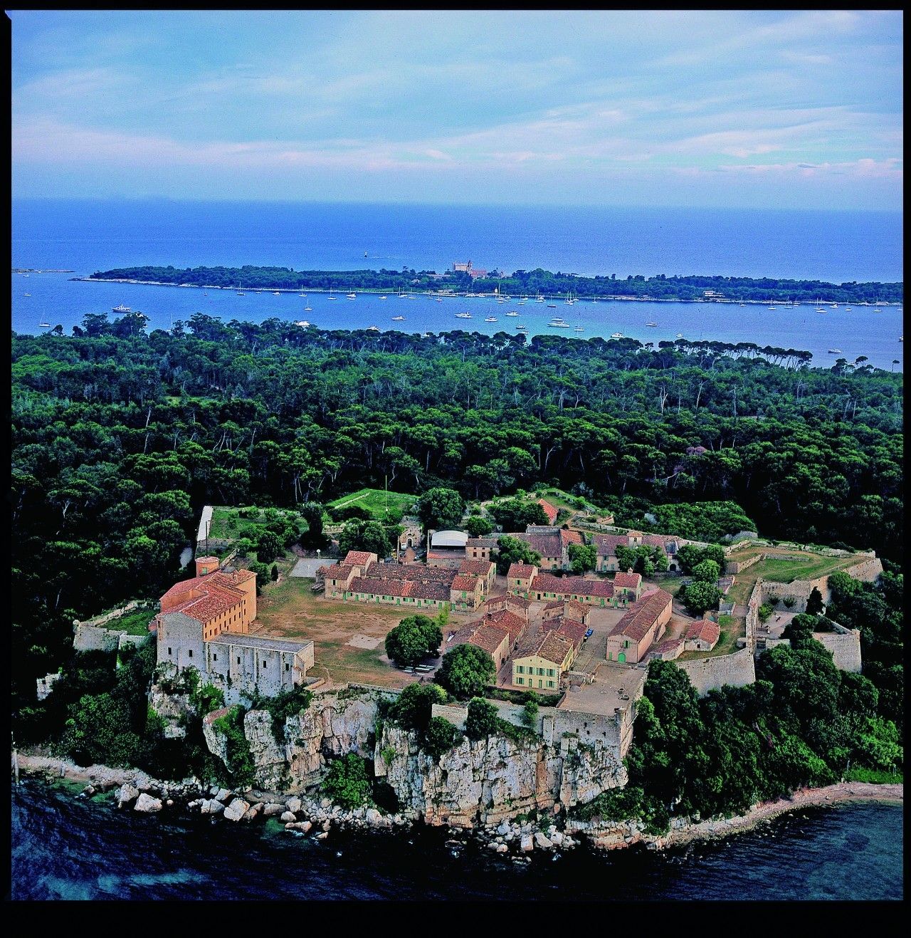 包含尼斯坚守上游位置，晋级前景一片光明的词条