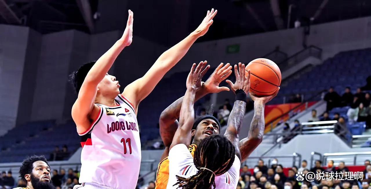 广州队员庆祝进球，掀起激情拥抱的简单介绍