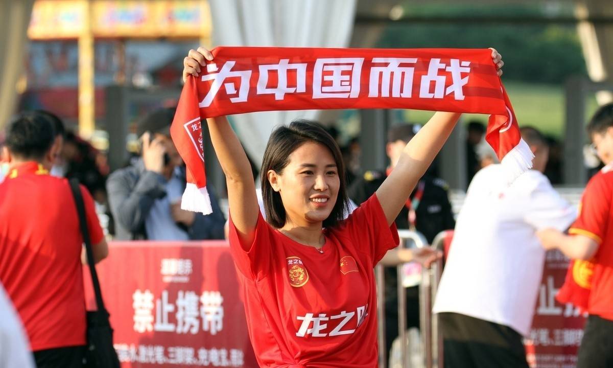 国足高空作战，轻松夺得比赛胜利