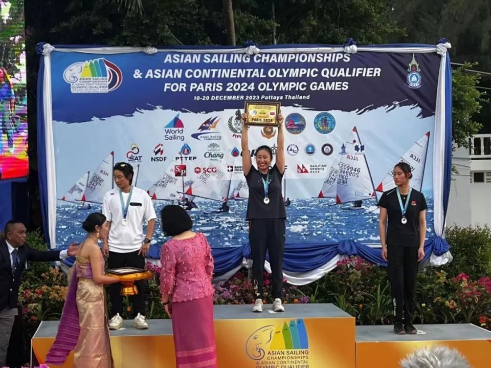 新西兰运动员在帆板比赛中勇夺第一名