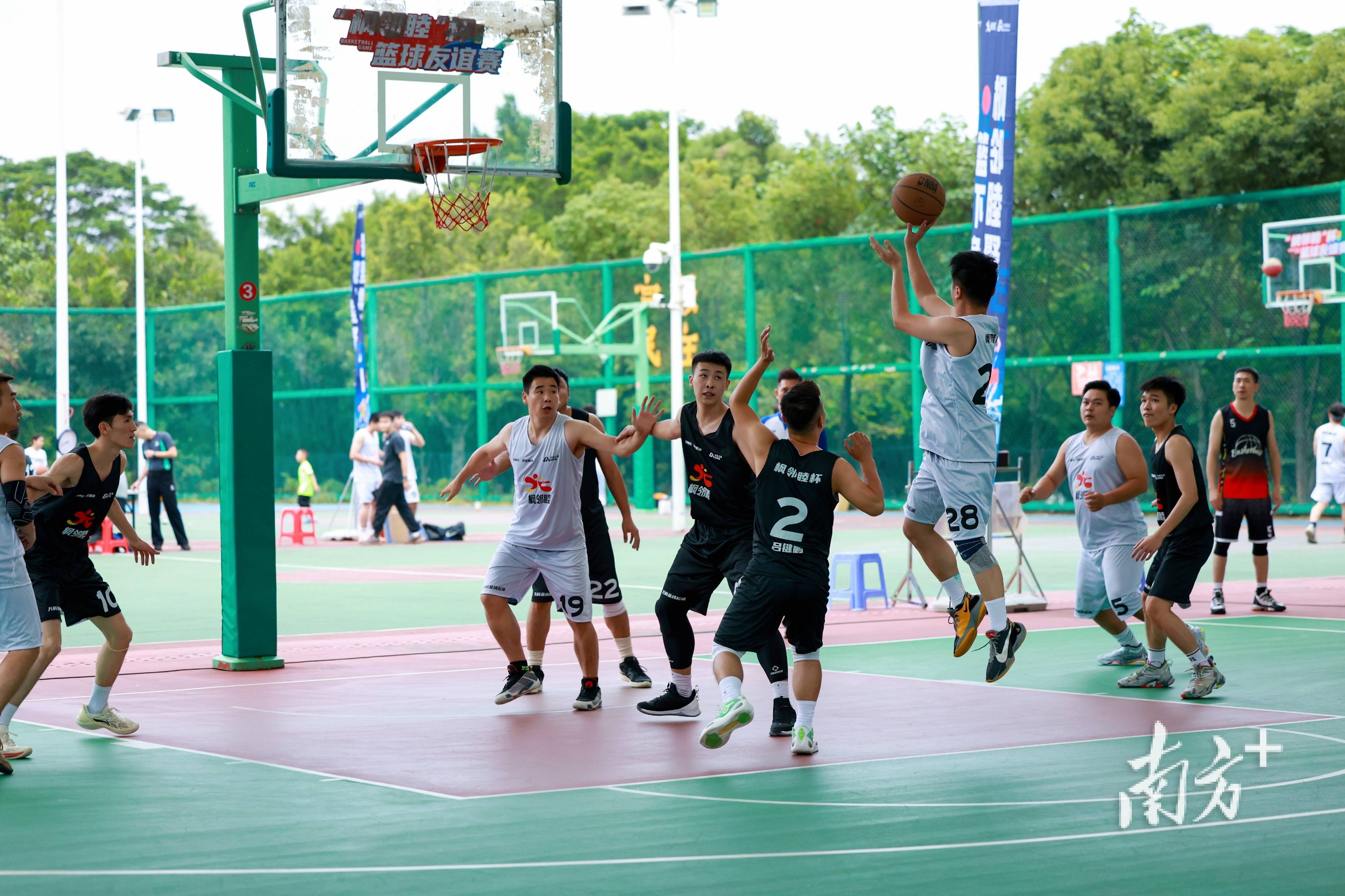 篮球联赛战况激烈不断