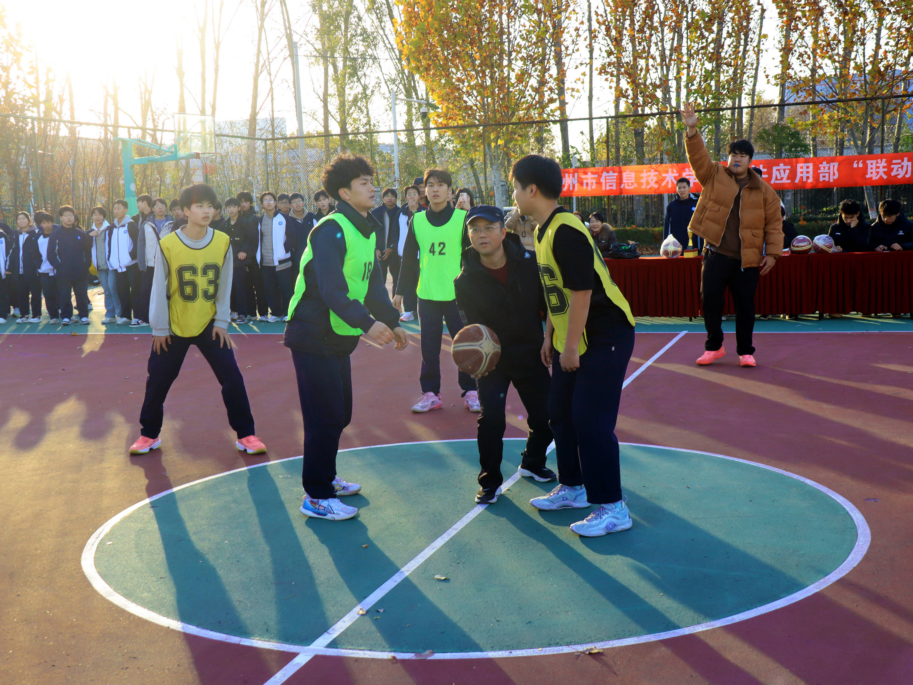 开云官网-篮球赛场上充满了激烈的竞争和激情