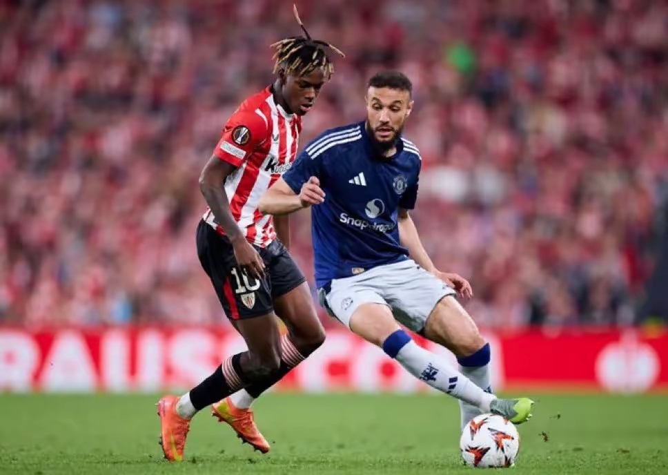 开云体育在线-曼联顺势压制对手，小有优势领先