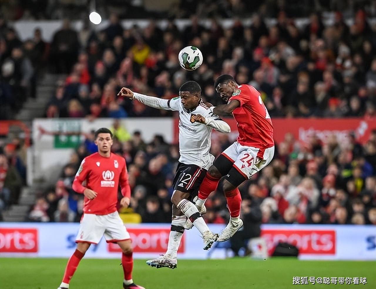 曼联顺势压制对手，小有优势领先