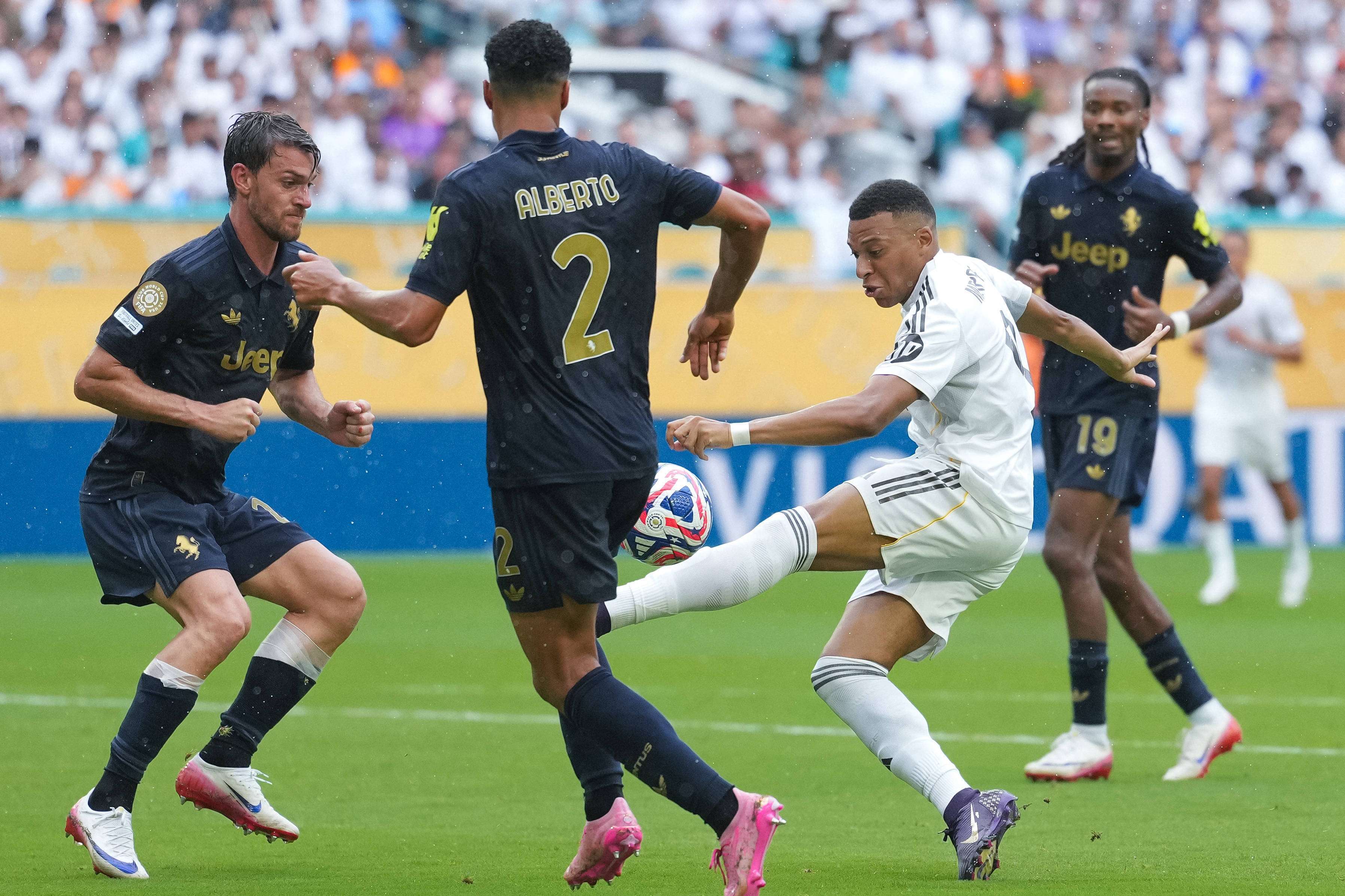 包含尤文图斯客场胜利球队士气高涨，信心十足的词条