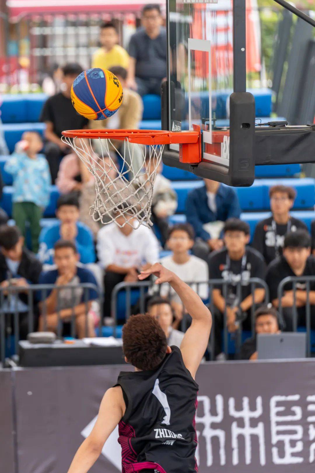 近期热门篮球赛事引发球迷热烈追捧的简单介绍