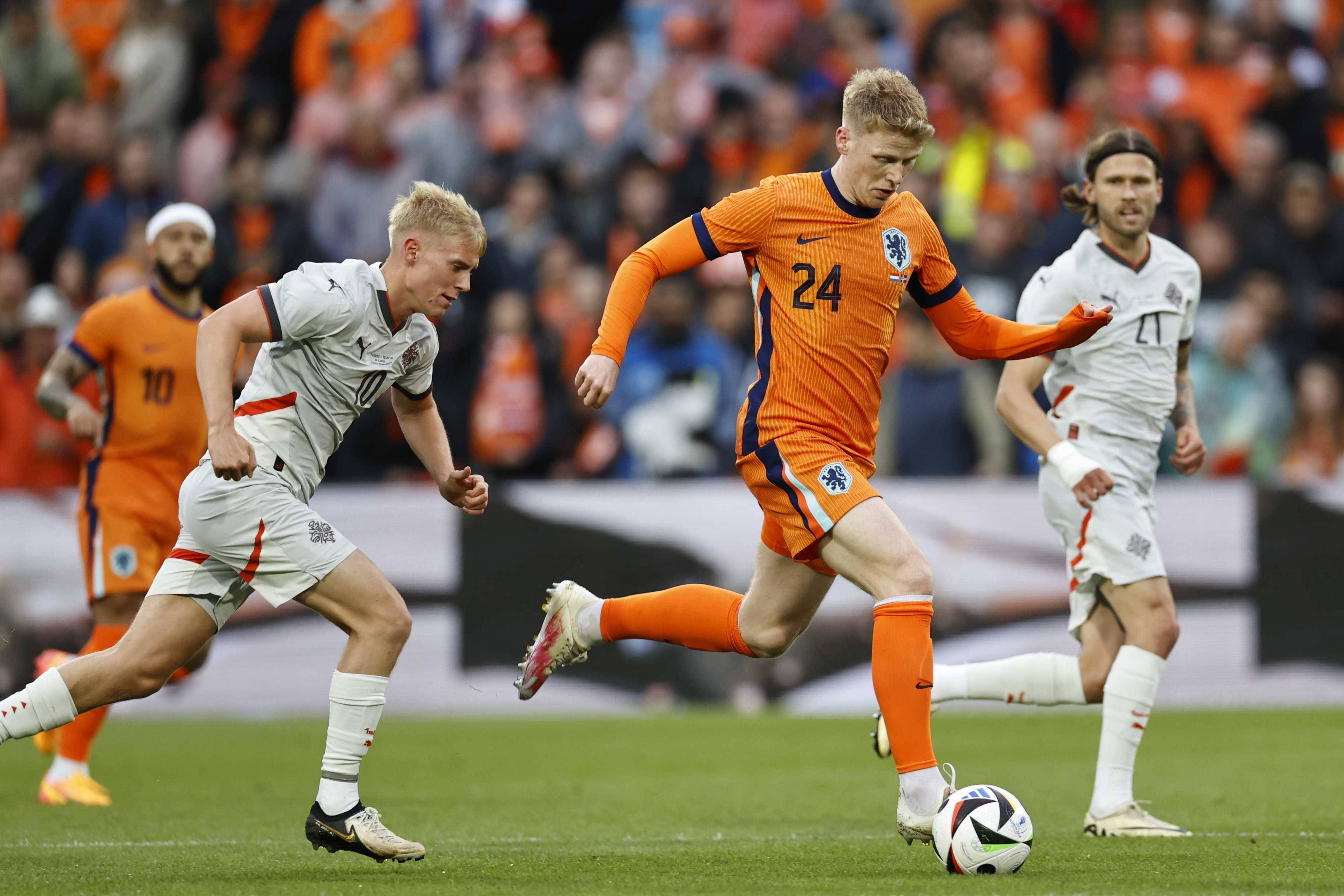 荷兰客场大胜爱尔兰队,取得胜利领先 荷兰客场大胜爱尔兰队,取得胜利领先