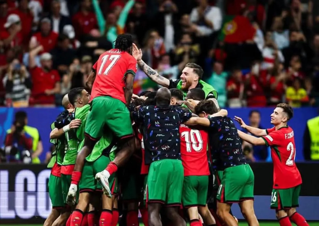 包含欧洲杯预选赛场上激战，球员负气奋战的词条