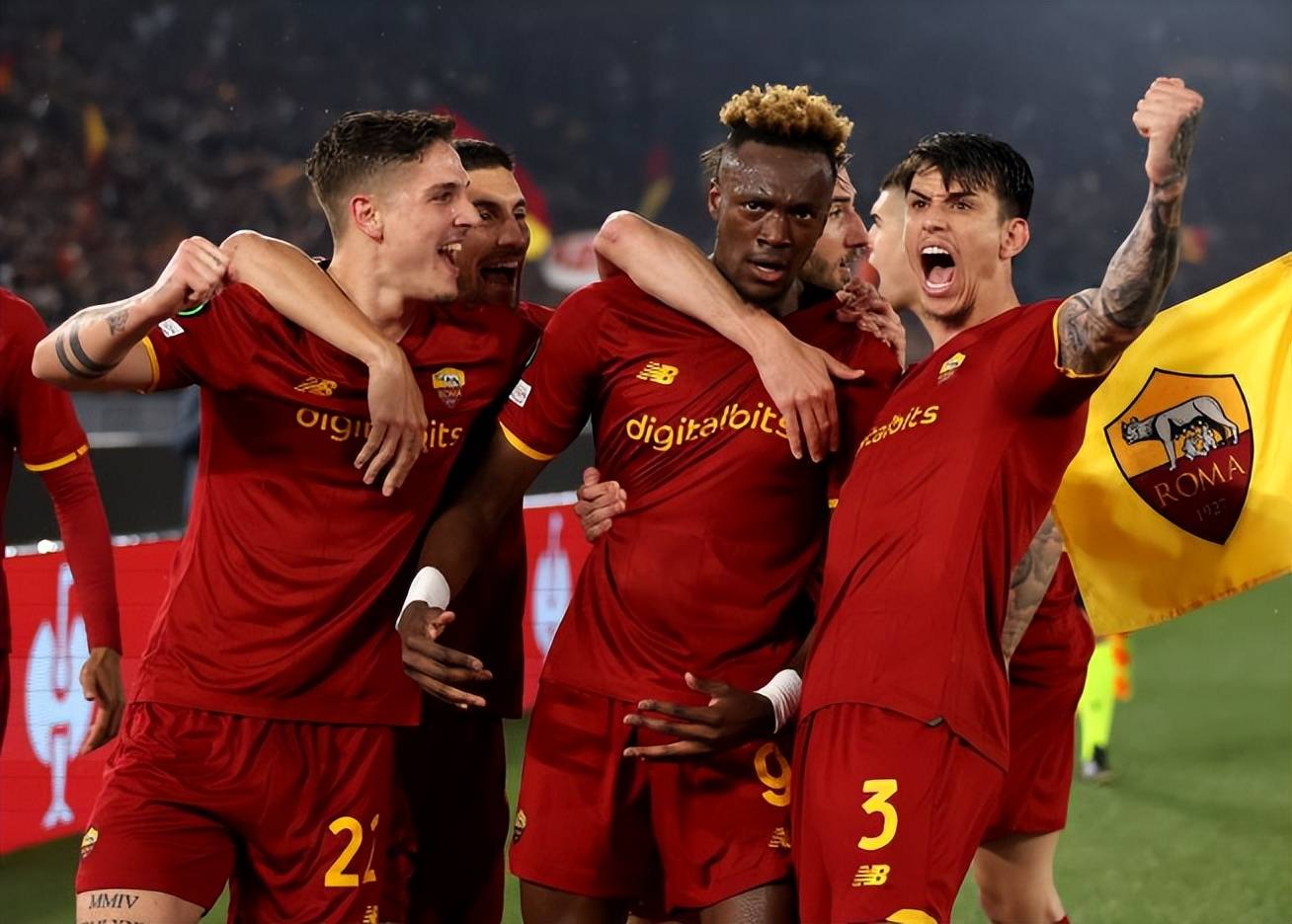 罗马球迷举办庆典,纪念球队夺得赛季冠军的简单介绍 罗马球迷举办庆典,纪念球队夺得赛季冠军的简单介绍