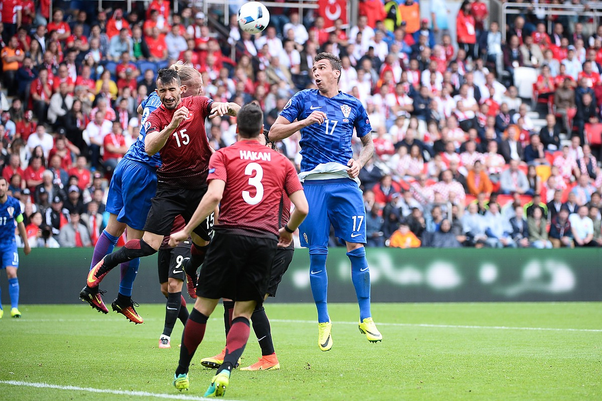场上战术交锋!足球赛事精彩瞬间! 场上战术交锋!足球赛事精彩瞬间!
