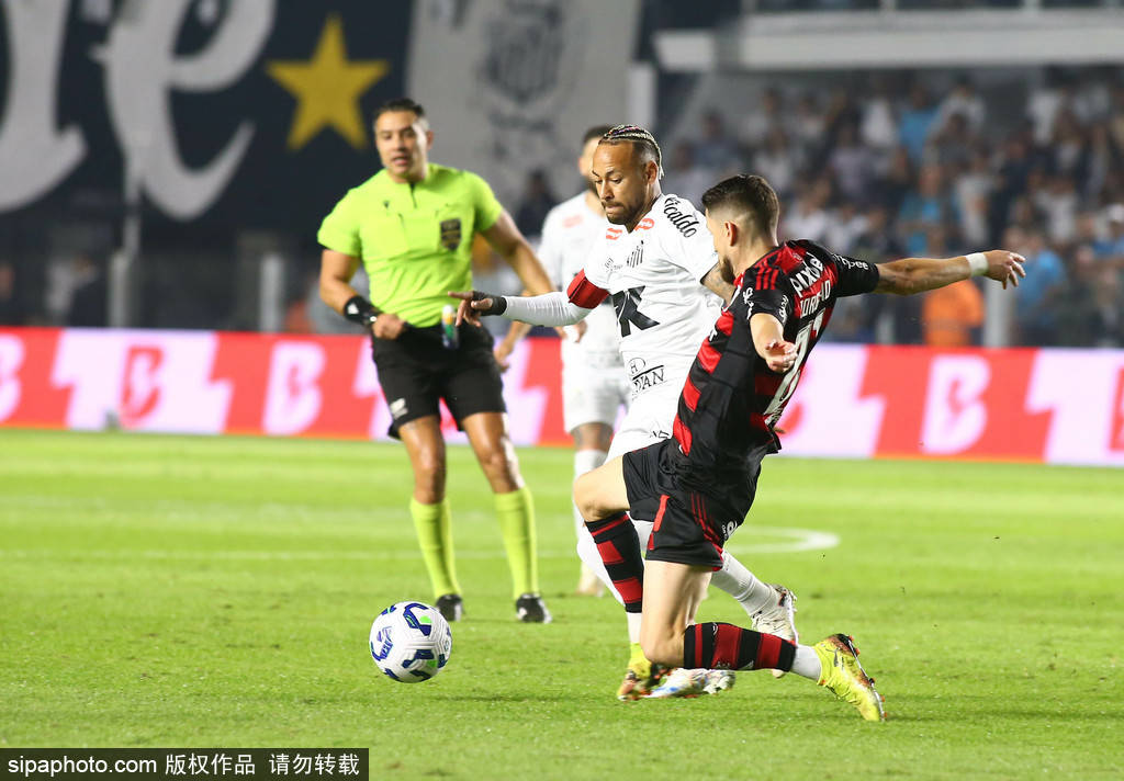 场上战术交锋!足球赛事精彩瞬间! 场上战术交锋!足球赛事精彩瞬间!