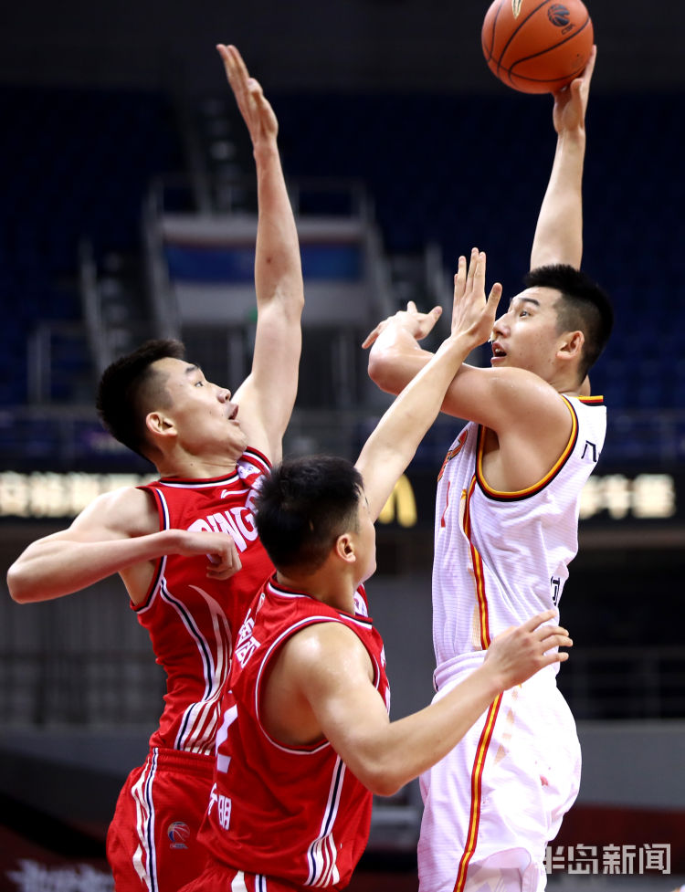 雄狮队外线火力全开,轻取对手 雄狮队外线火力全开,轻取对手